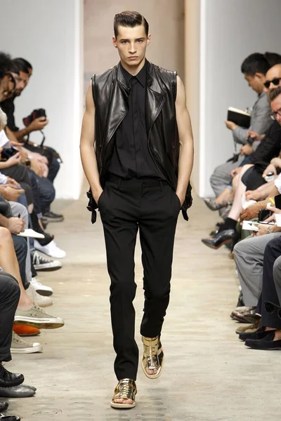 Look 32